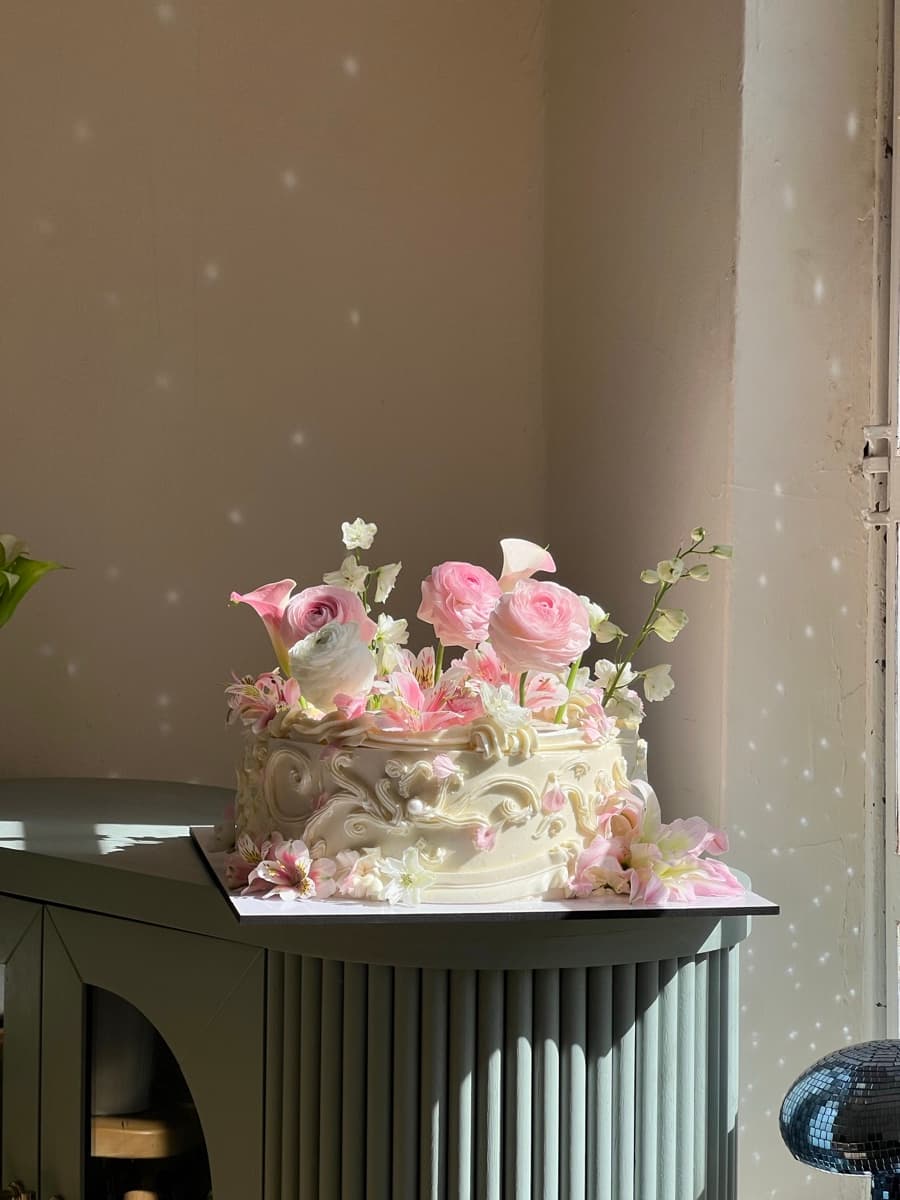 Pastel barroco con ranúnculos rosas