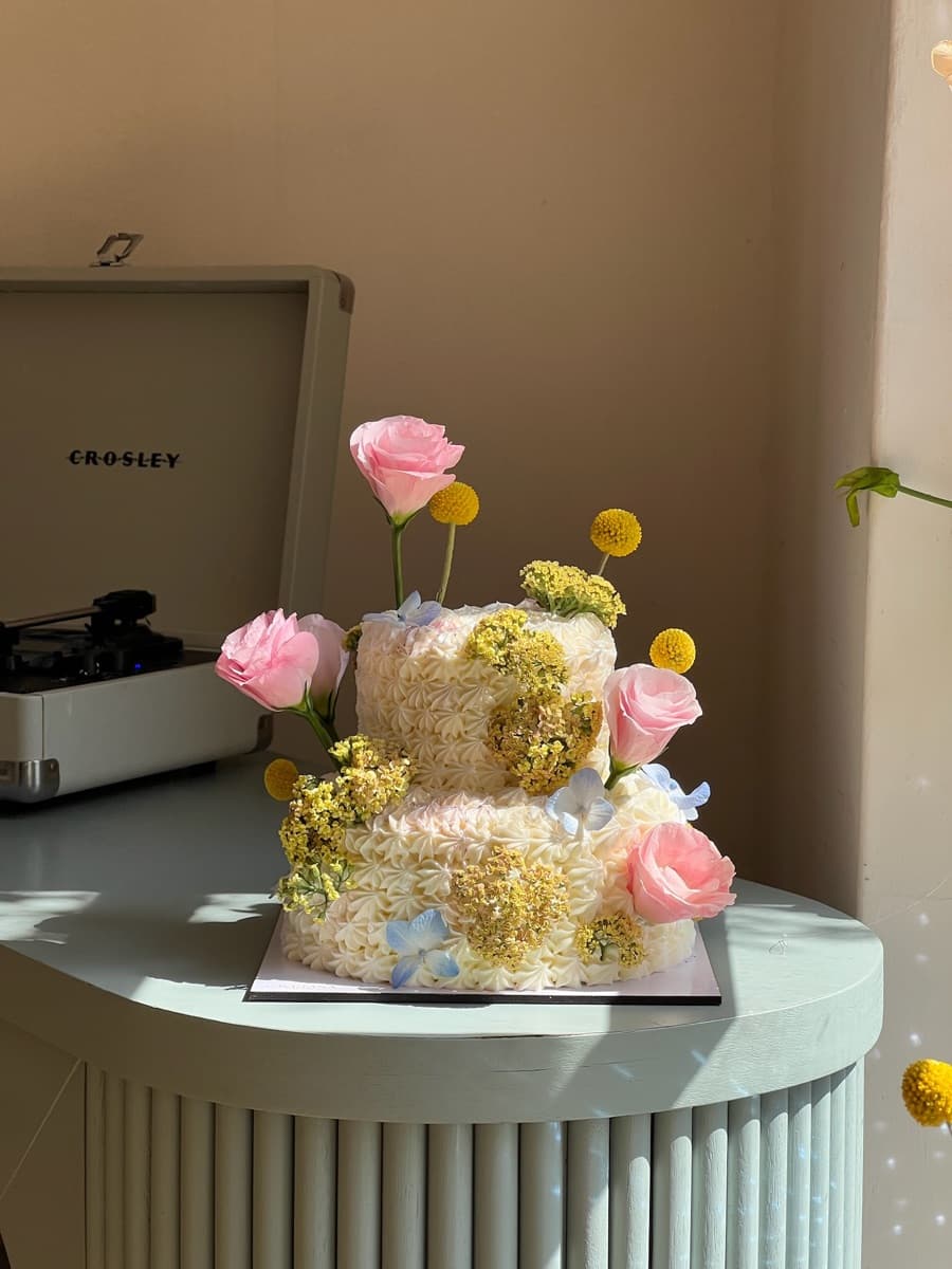 Pastel de dos pisos con textura hecha a mano