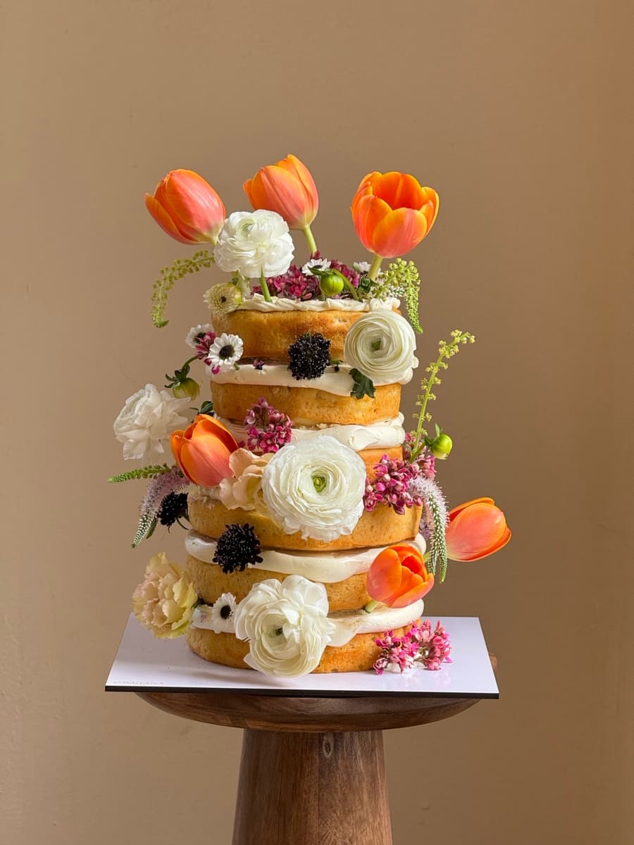 Naked cake artesanal con tulipanes frescos