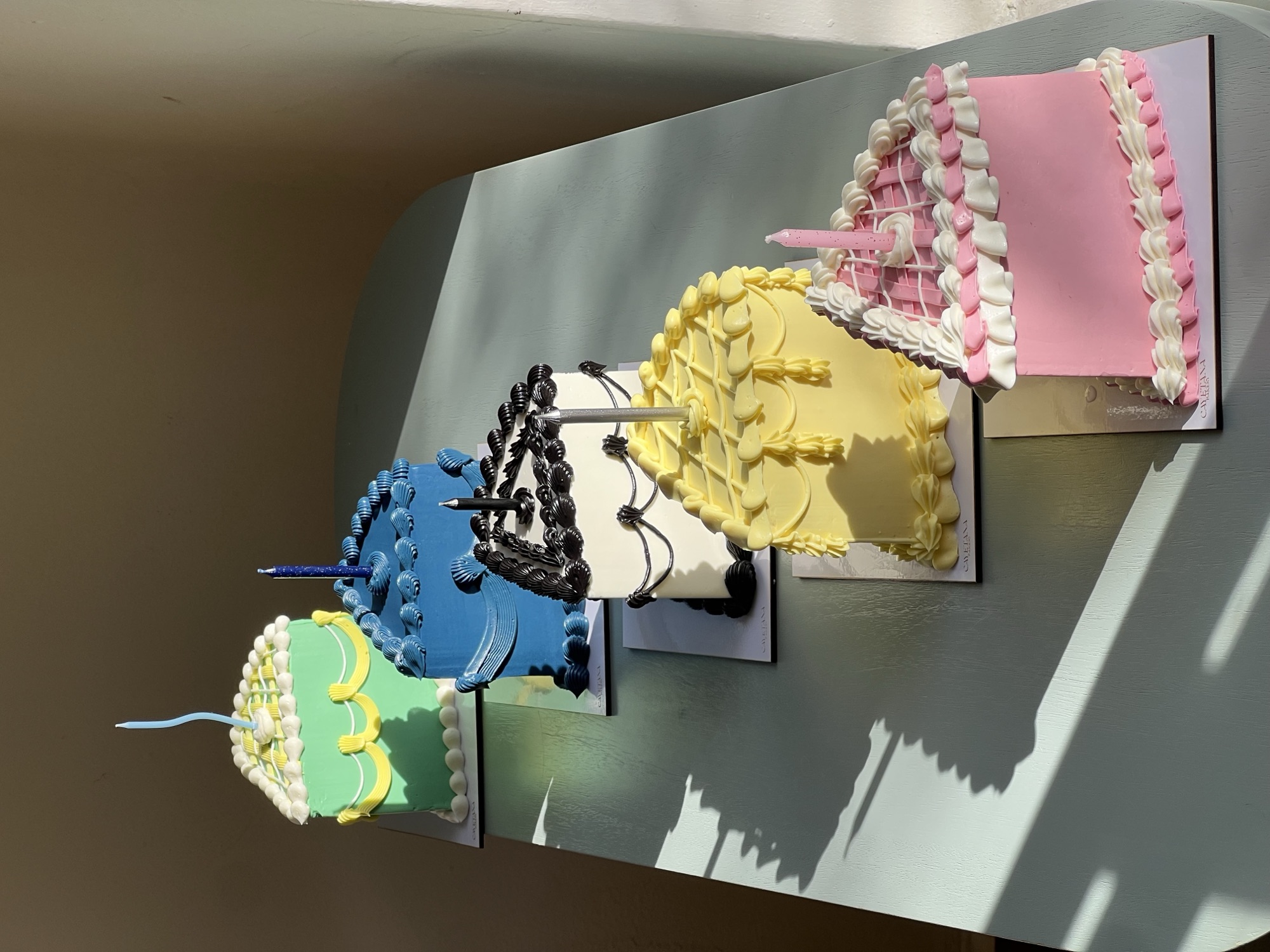 Colección de pasteles con velas de cumpleaños