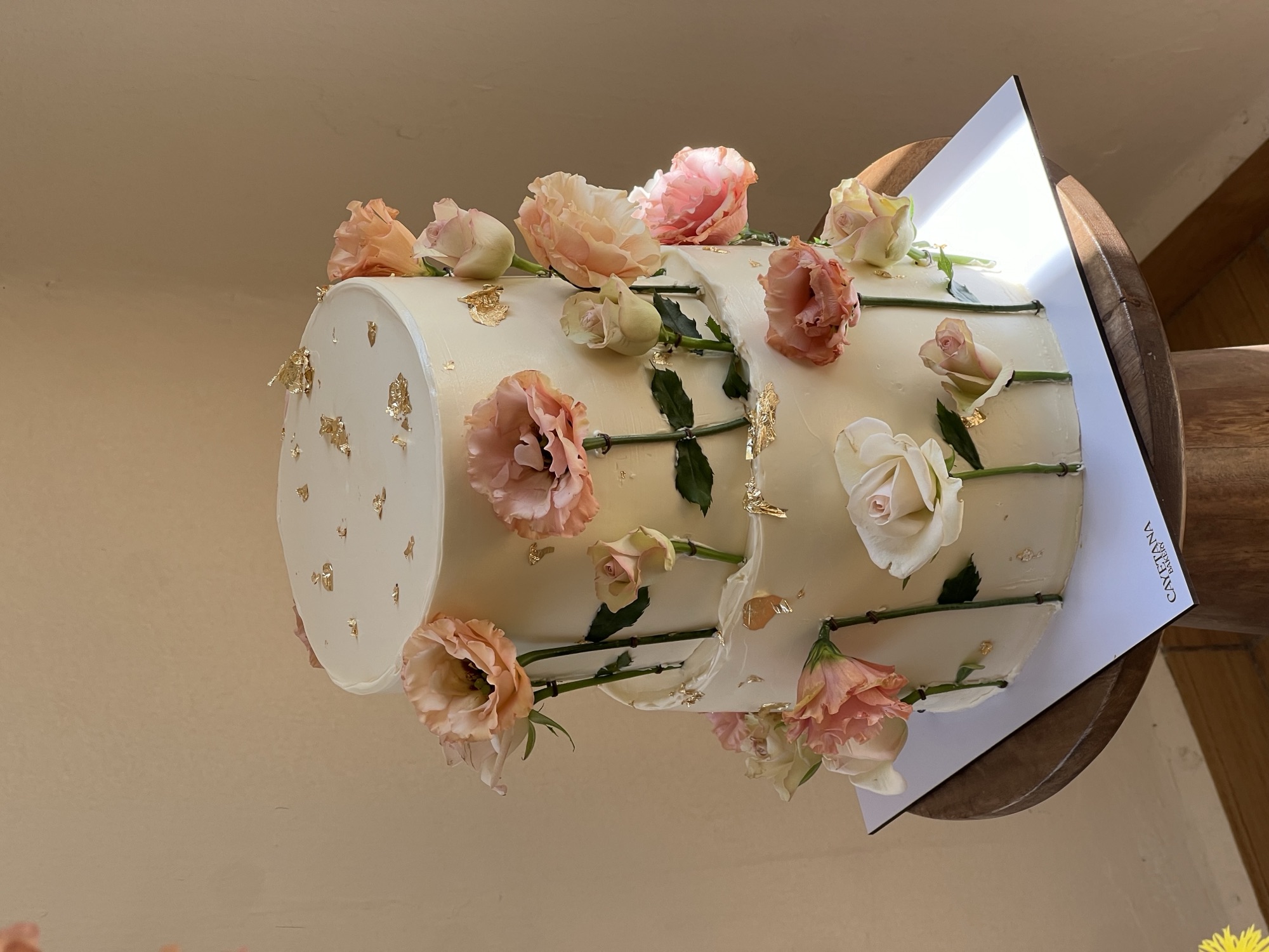 Torre de dos pisos con rosas y hoja de oro