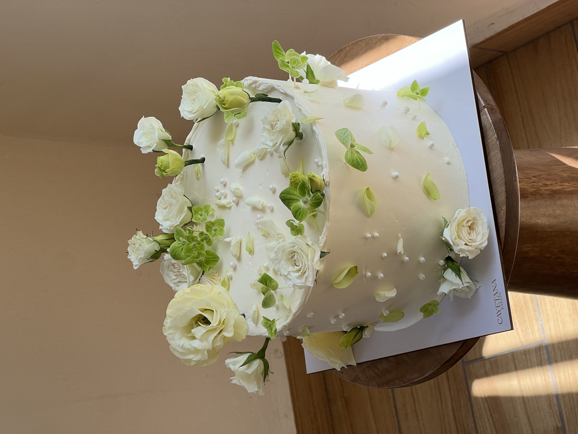 Pastel blanco con rosas naturales